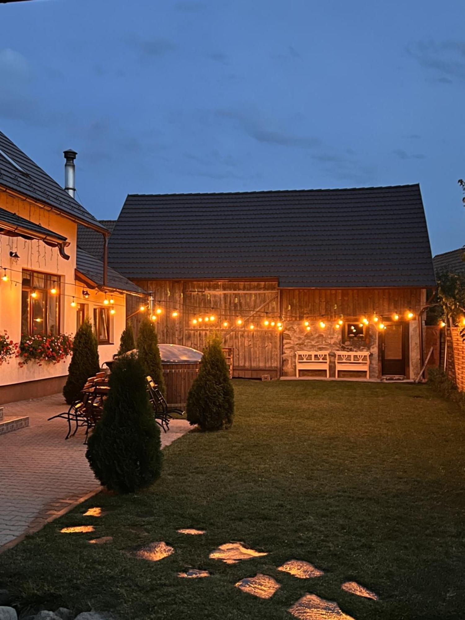 Famives Vendeghaz Bed & Breakfast Racul Екстериор снимка