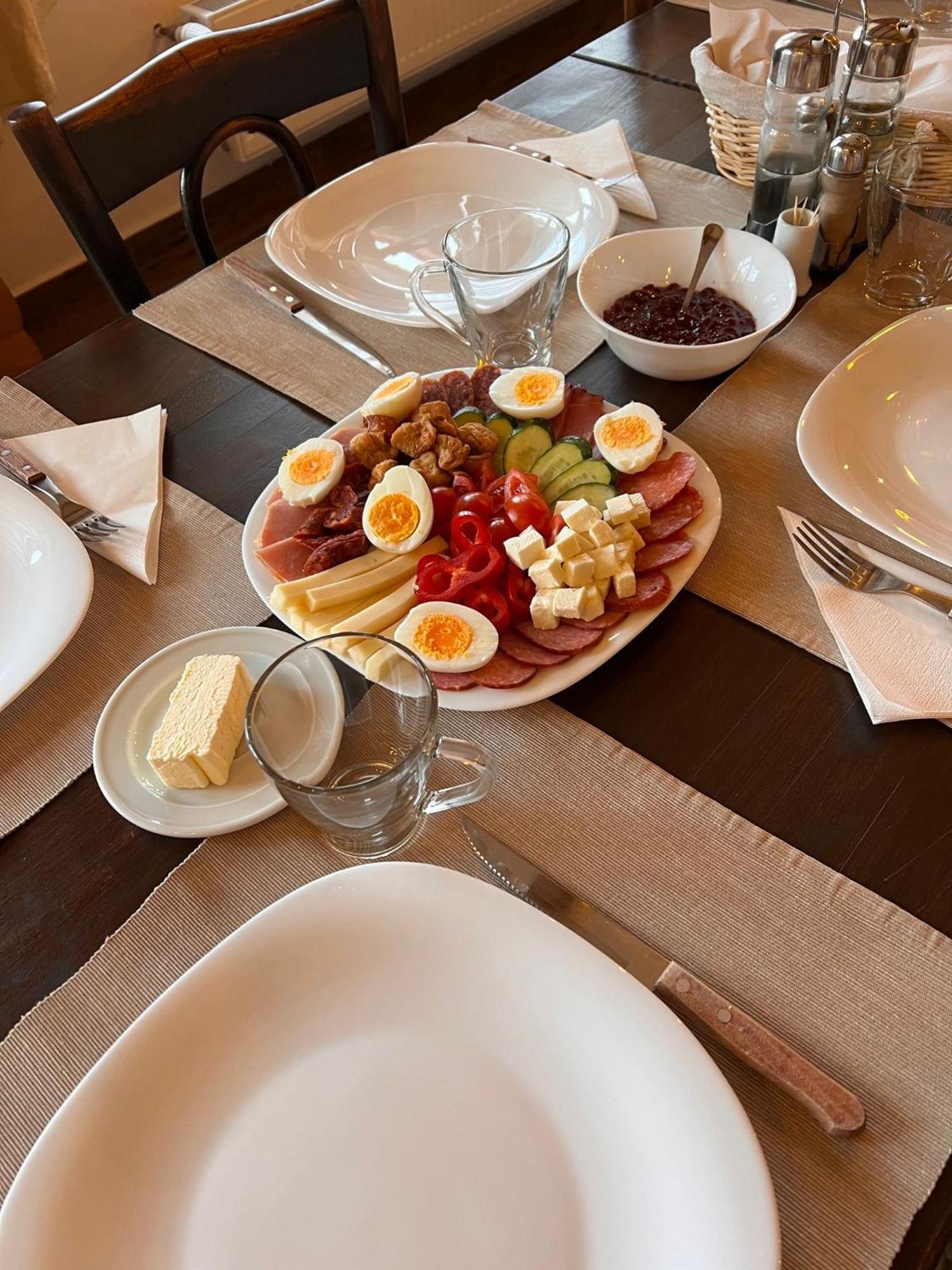Famives Vendeghaz Bed & Breakfast Racul Екстериор снимка